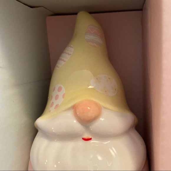 Easter Gnome Ceramic Salt & Pepper Shakers - Picture 4 of 6